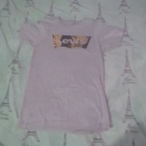 I am selling a Levi's t-shirt